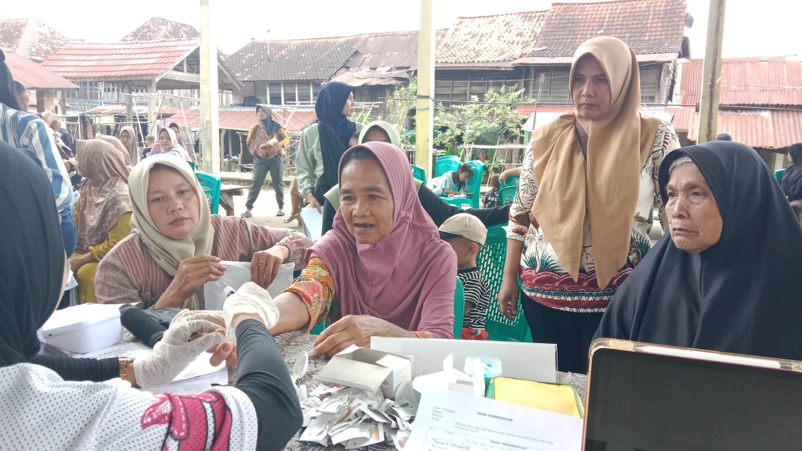 Deteksi dini dan CKG PTM di posyandu ILP kutilang Kelurahan Sungai Medang