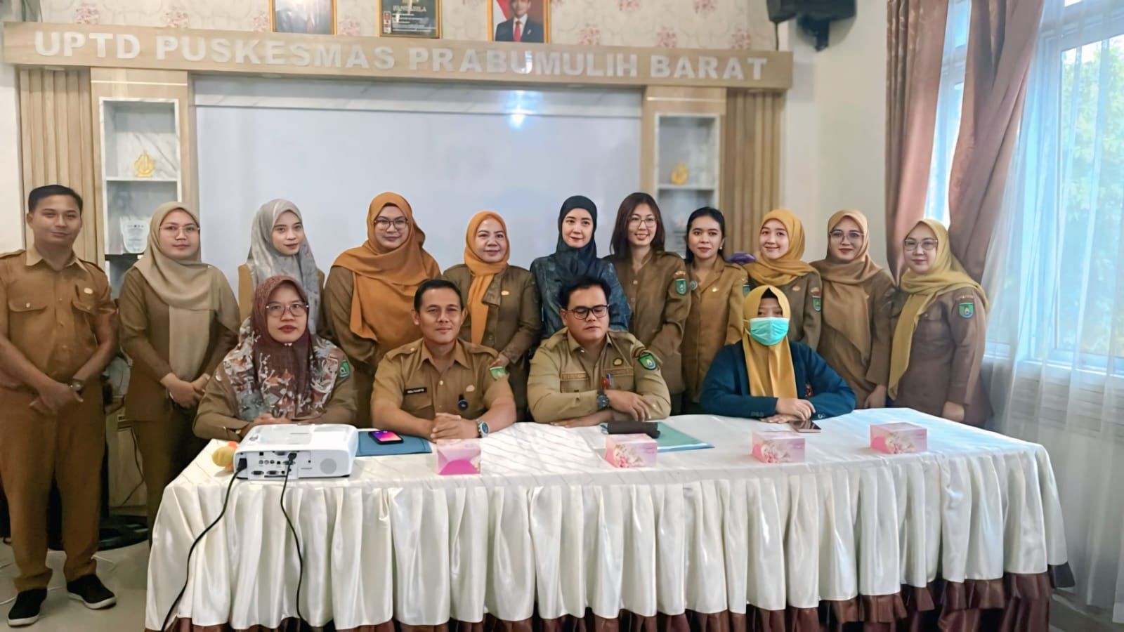 Kegiatan validasi data TB-HIV di UPTD Puskesmas Barat